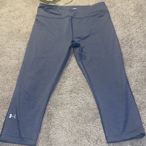 EUC Under Armour Women's HeatGear Armour Hi-Rise Capri Leggings Size Medium - Picture 1 of 7